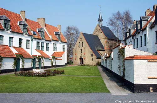 Oud begijnhof DIKSMUIDE / BELGI Nu... heropgebouwd!