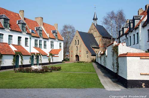 Oud begijnhof DIKSMUIDE / BELGI Nu... heropgebouwd!