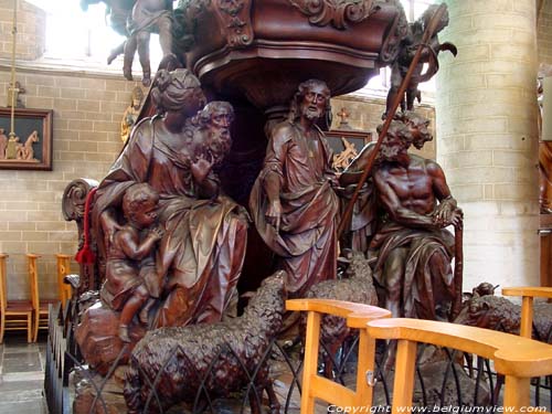 Sint Jan Baptist en Evangelist kerk MECHELEN foto De beelden onder de preekstoel stellen Jezus voor, met 3 mannen die alle leeftijden symboliseren. De vrouw met kind staat voor de liefde.