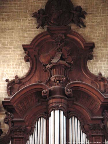 Sint Jan Baptist en Evangelist kerk MECHELEN foto Detail van de orgelkast.