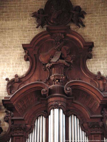 Sint Jan Baptist en Evangelist kerk MECHELEN / BELGI Detail van de orgelkast.