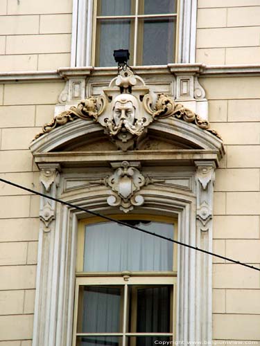 Hotel Claeys - Waterloos GENT foto De gebogen frontons boven de vensters zijn versierd met opvallende mannenhoofden.