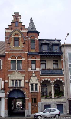 Woning A.Lammens - De Drij Van Eycks GENT / BELGI Overzicht van de assymetrische gevel