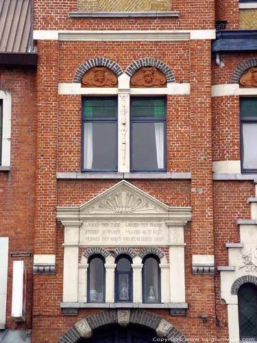 Woning A.Lammens - De Drij Van Eycks GENT foto Bronton met daaronder een fries, versierd met een schelpmotief.