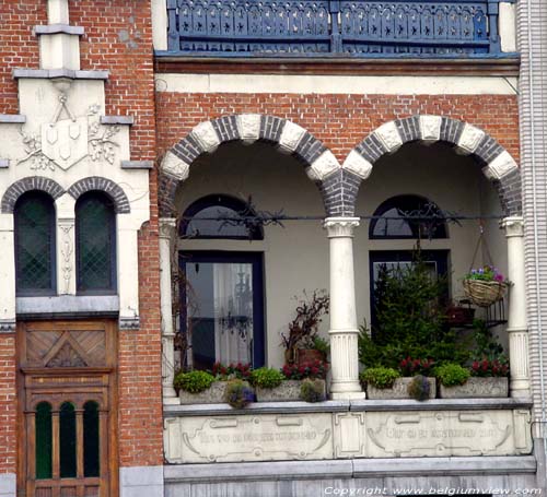 Woning A.Lammens - De Drij Van Eycks GENT foto Loggia en wapenschild van de Sint-Lucasgilde.