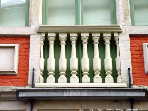 Luchtige gevel met balusters GENT / BELGI 