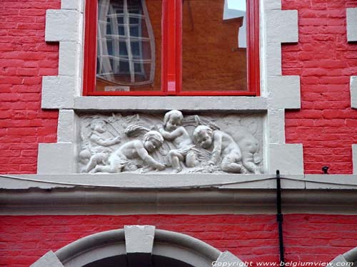 17e eeuwse barokke trapgevel BRUGGE foto de 4 gebeeldhouwde reliefs onder de vensters van de eerste verdieping,stellen de 4 jaargetijden voor. beeldhouwer Pyckery 1827-1894