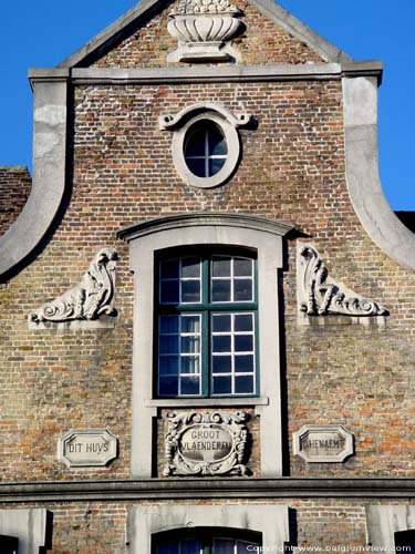 Groot Vlaenderen BRUGGE foto De bloemstukken op de gevel zijn toevoegingen uit de Art Deco