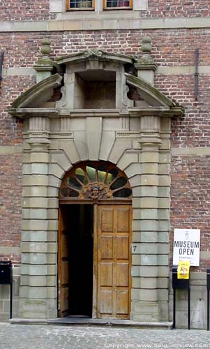 Stedelijke Muziekacademie - Oud Jezuitencollege HALLE foto Middentravee met barokke ingangspoort die doot de Barok beïnvloed is