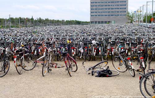 Gare de bicyclettes LEUVEN  LOUVAIN / BELGIQUE 