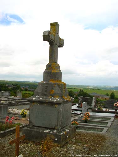 Saint-Martin ( Hour) NAMUR  HOUYET / BELGIQUE Tombe de Ferdinand Hissette, curé de Hour de 1878 à 1888 (décéde le 24 sept. 1888  à l'âge de 43 ans)