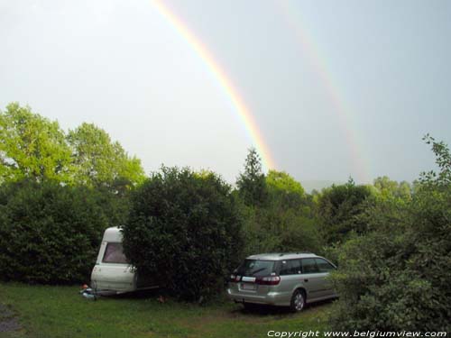 Regenboog op camping le Roptai (Ave-et-Auffe) ROCHEFORT / BELGI Och... achter de struik mijn caravan, en voor de struik mijn auto (een Subaru Legacy op LPG... gekocht in occasie)