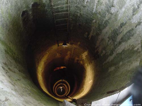 Burcht van Logne (in Vieuxville) FERRIERES / BELGI Deze waterput is zeer diep, omdat het water zich op het niveau van de rivier beneden bevindt.