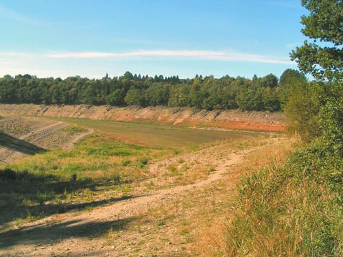 Leeg stuwmeer tijdens de werken BUTGENBACH / BELGI 