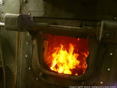 Muse des chemins de fer MALDEGEM photo Feu brulant en dessous de la chaudière du train à vapeur