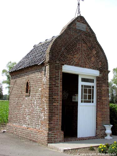 Onze-Lieve-Vrouw-van-Zeven-Weenkapel (te Doomkerke) RUISELEDE / BELGI Foto door Jean-Pierre Pottelancie (waarvoor dank!)