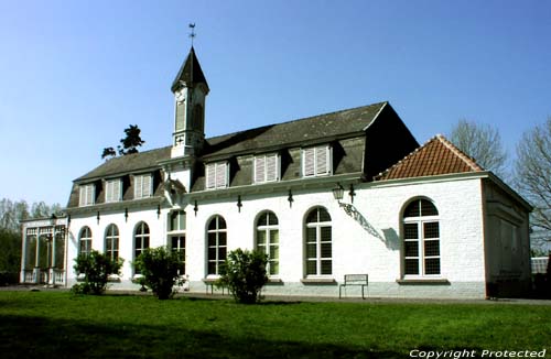 Rood Kasteeltje (te Merendree) NEVELE / BELGI Foto door Jean-Pierre Pottelancie (waarvoor dank!)