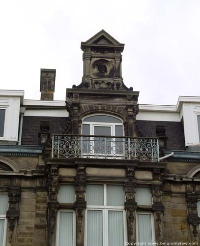 Huis Beernaerts GENT / BELGI Bovenaan het medaillon waarin een buste van Laurent Delveaux