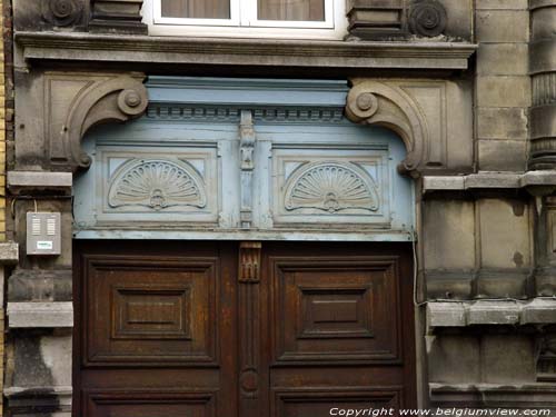 Huis Beernaerts GENT foto Deur met schelpversierigen en rolwerk