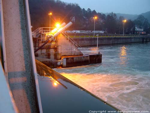 Sluis, stuw en vistrap op Maas HASTIERE-PAR-DELA in HASTIERE / BELGI 