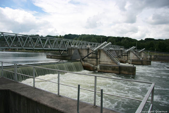 Sluis, stuw en vistrap op Maas HASTIERE-PAR-DELA in HASTIERE / BELGI 