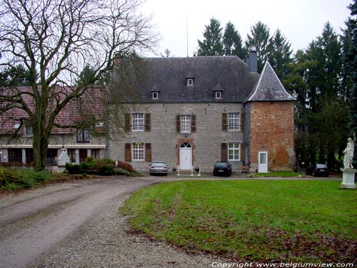Kasteel van Tromcourt FRASNES in COUVIN / BELGI 