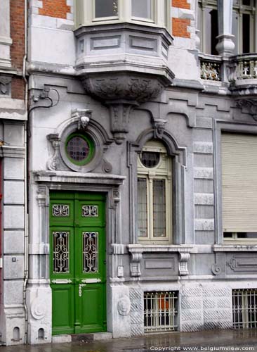 Huis met Vogel uit 1880 LIEGE 1 in LUIK / BELGI 