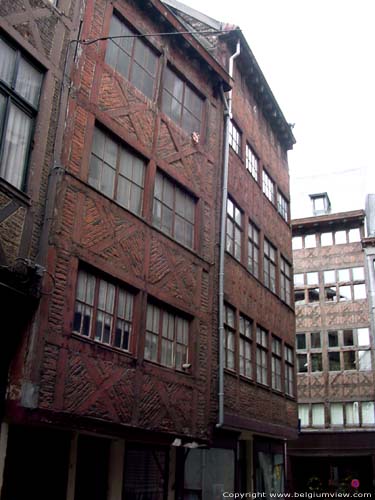 Anciennes maisons en rangées encorbellantes à du pan de bois LIEGE 1 / LIEGE photo
