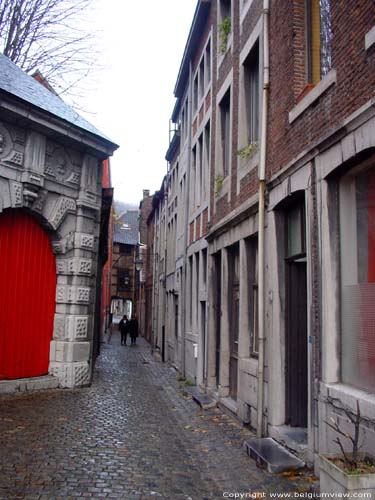 Straat vol Maasrenaissance huizen LIEGE 1 / LUIK foto 