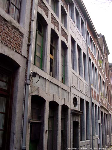 Straat vol Maasrenaissance huizen LIEGE 1 / LUIK foto 