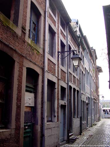 Straat vol Maasrenaissance huizen LIEGE 1 / LUIK foto 