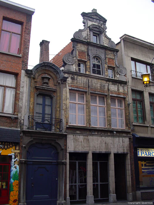 Klokgevel met dubbele paren voluten ANTWERPEN 1 (centrum) in ANTWERPEN / BELGI 