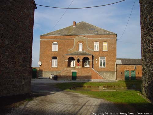 Hoeve Van Het Kasteel DAUSSOIS in CERFONTAINE / BELGI Bakstenen gebouw na 1914 gebouwd.