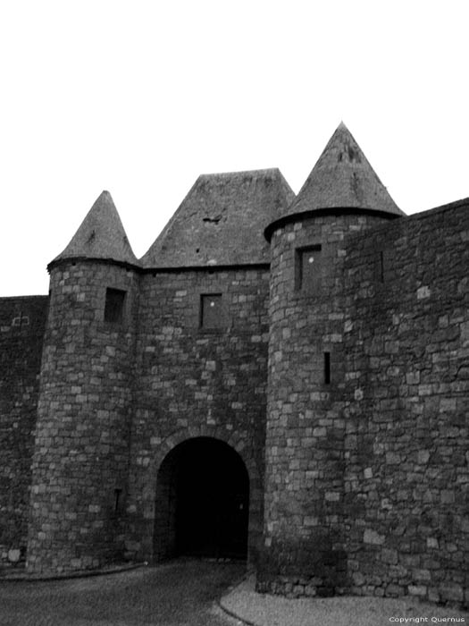 Middeleeuws Feodaal Kasteel THY-LE-CHATEAU in WALCOURT / BELGIUM 