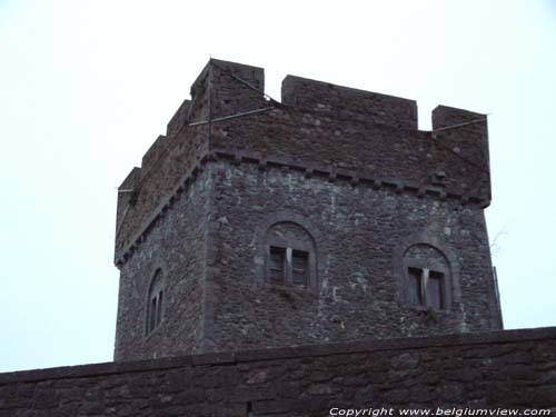 Middeleeuws Feodaal Kasteel THY-LE-CHATEAU in WALCOURT / BELGI 