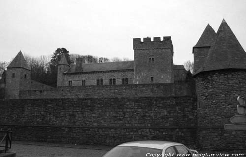 Middeleeuws Feodaal Kasteel THY-LE-CHATEAU in WALCOURT / BELGIUM 