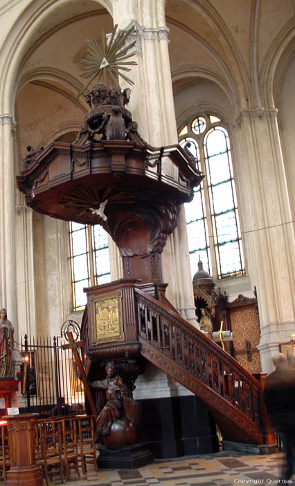 Sint-Katelijnekerk BRUSSEL-STAD in BRUSSEL / BELGI De preekstoel dateert uit het einde van de 18e eeuw. Deze komt uit de oude kerk (waarvan enkel de toren over is gebleven), en is een voorbeeld van Louis XVI stijl.