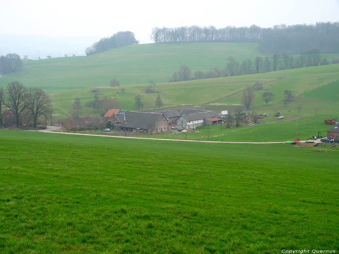 Zicht op Beusdal en Hoeve van Ziersdal GEMMENICH in PLOMBIERES / BELGI 