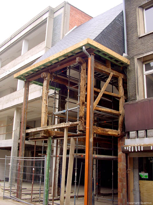 House in resauration: naked timber framework HASSELT picture 