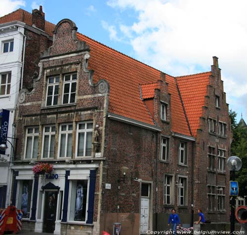 Hoekhuis aan groot kanonplein met voluten en trapgevel GENT foto 