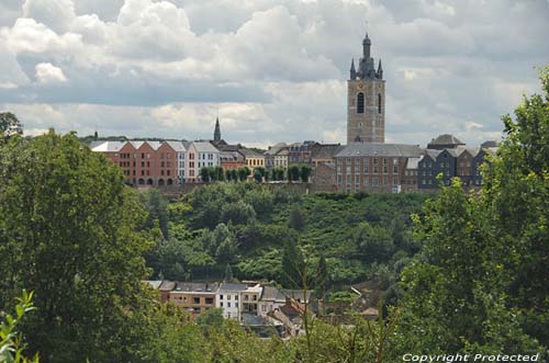 Stadszicht met belfort THUIN / BELGI 