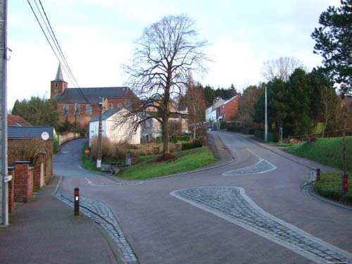 Dorpszicht op kerk (te Hvillers) MONT-SAINT-GUIBERT foto 