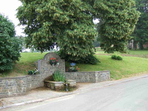 Fontaine ( Hvillers) MONT-SAINT-GUIBERT / BELGIQUE 