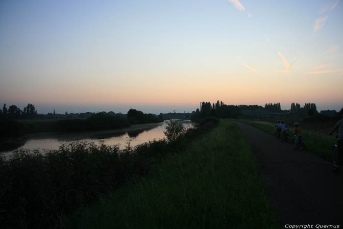 Zondsondergang Gentbrugge op de Scheldelijk GENT / BELGI 