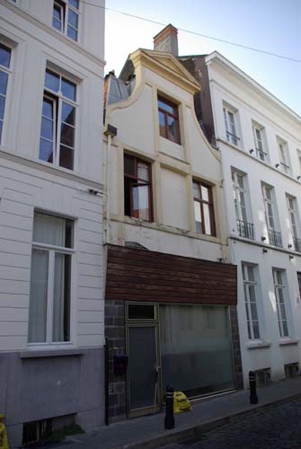 House in Gewad with ugly ground floor GHENT / BELGIUM 