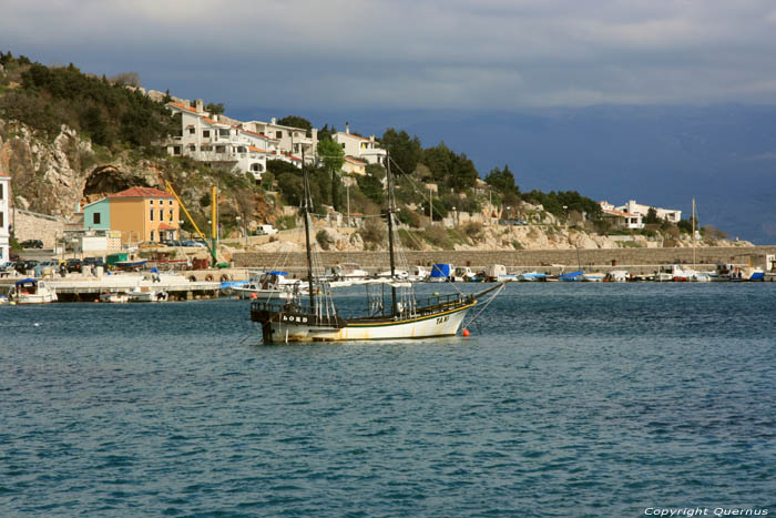 Bteau dans le port Baka / CROATIE 