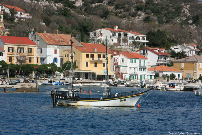 Bteau dans le port Baka / CROATIE 