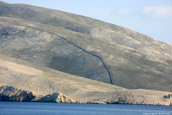 Muur op Prvic vanuit Baska Prvic Eiland (otok) in Baka / KROATI 