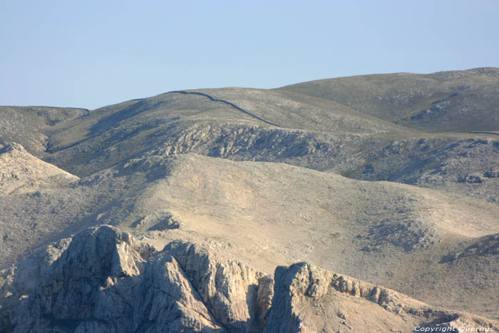 Muur op Prvic vanuit Baska Prvic Eiland (otok) in Baka / KROATI 