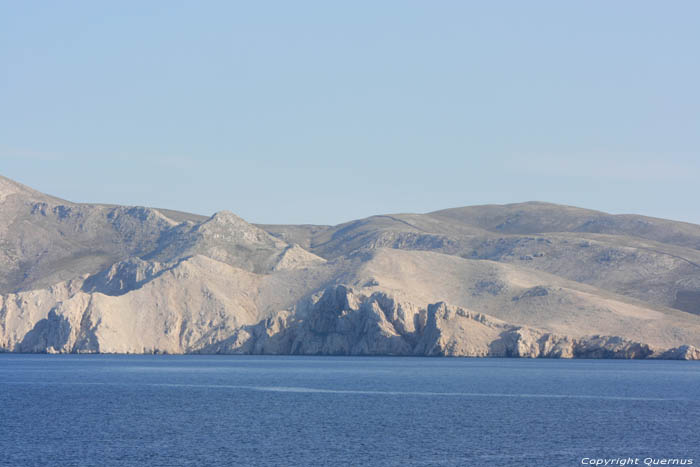 Muur op Prvic vanuit Baska Prvic Eiland (otok) in Baka / KROATI 